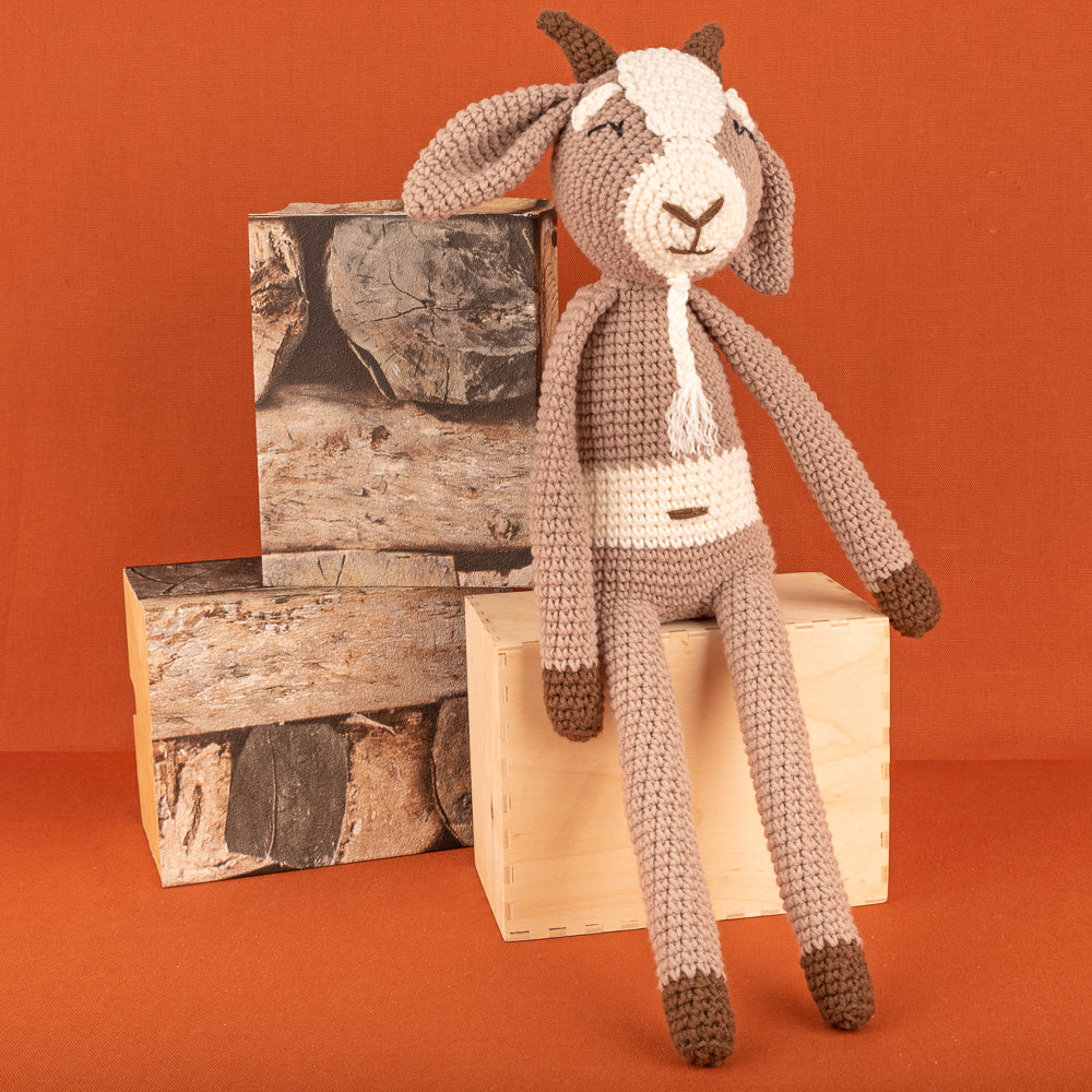 Gus goat — gemaakt met Haakpatroon Yarn and Colors Gus Goat