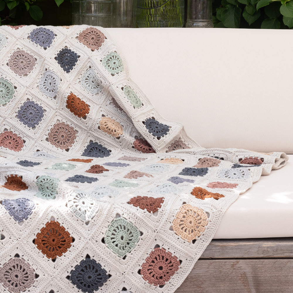 Hip to be square blanket — gemaakt met Haakpatroon Yarn and Colors Hip To Be Square Blanket