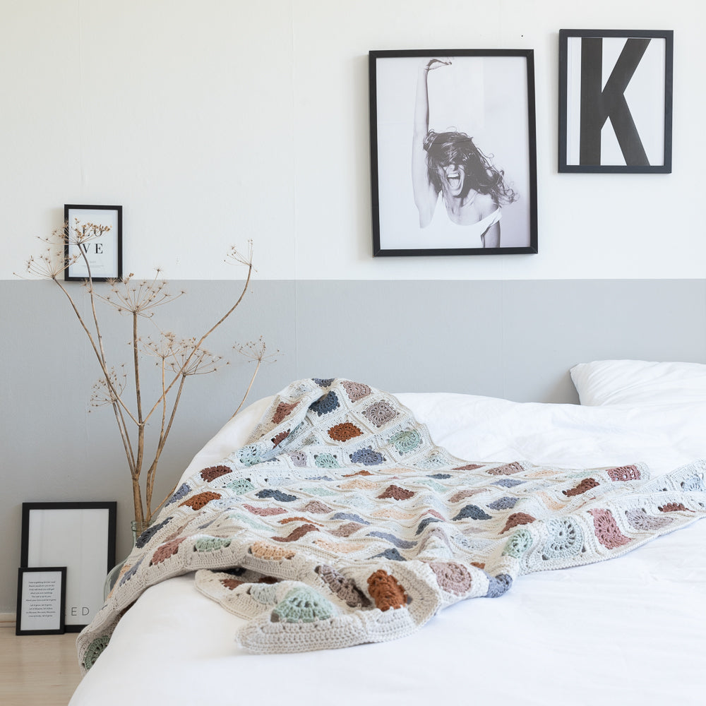 Hip to be square blanket — gemaakt met Haakpatroon Yarn and Colors Hip To Be Square Blanket (2)