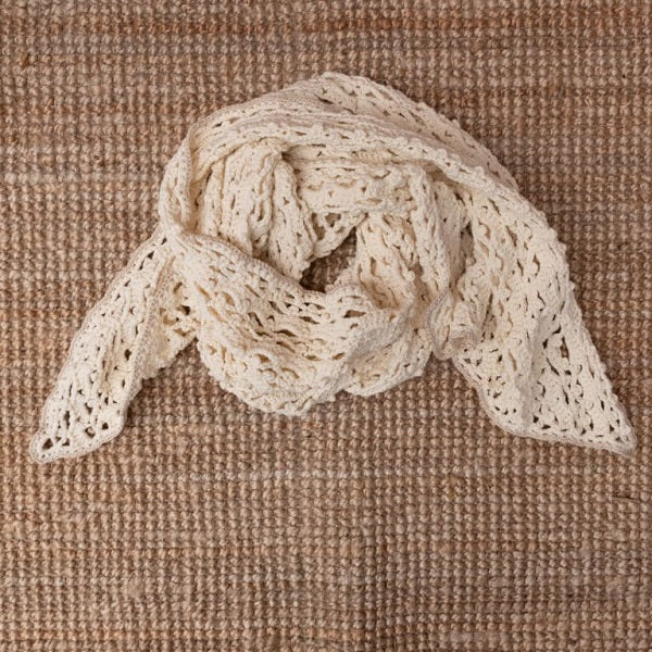 Lots of dots wrap cream — gemaakt met Haakpatroon Yarn and Colors Lots of Dots Wrap