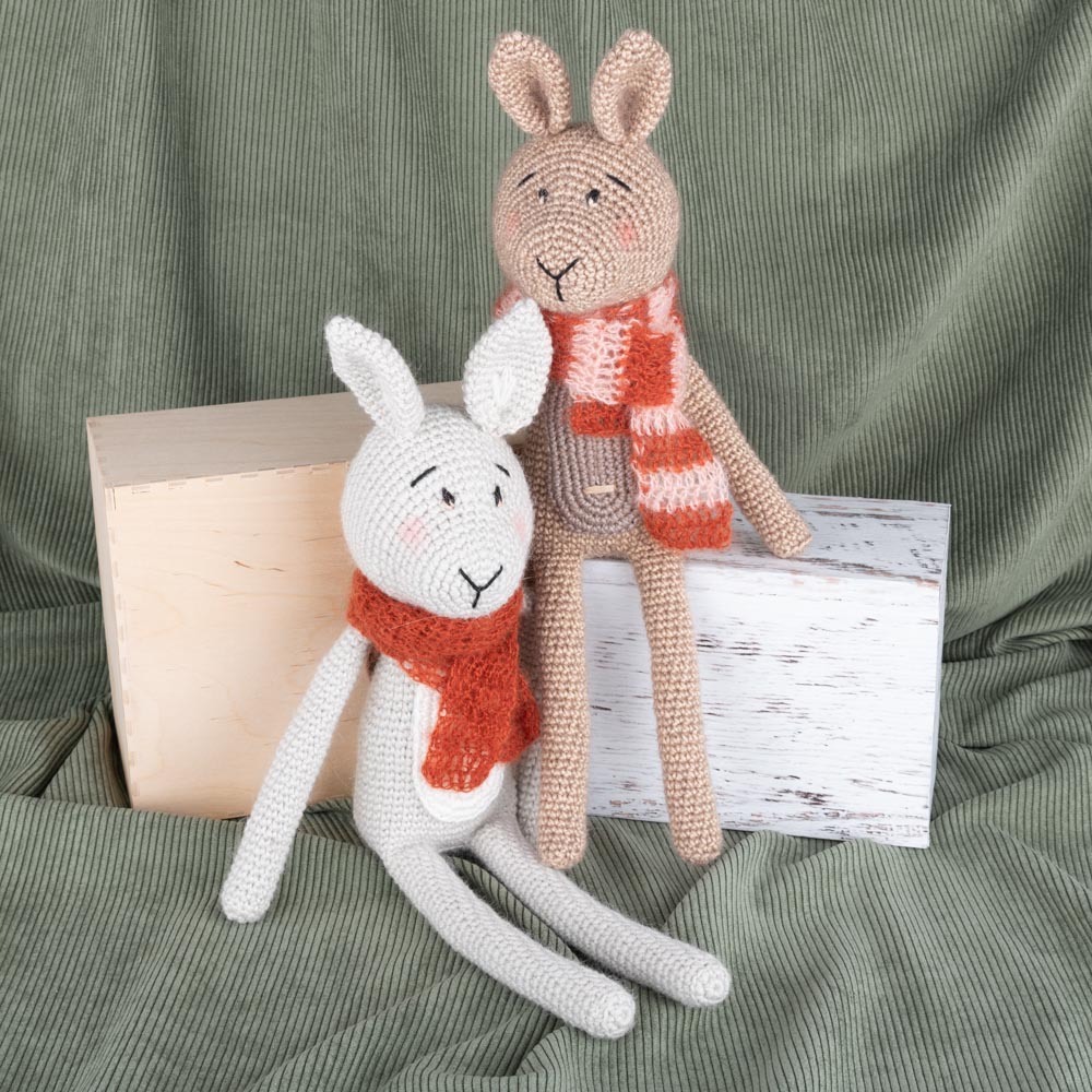 Rosie rabbit — gemaakt met Haakpatroon Yarn and Colors Rosie Rabbit