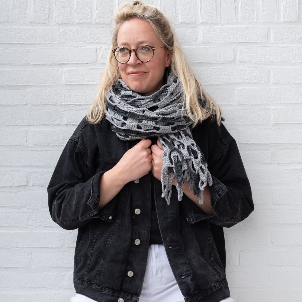 Slouchy stripes shawl — gemaakt met Haakpatroon Yarn and Colors Slouchy Stripes Shawl