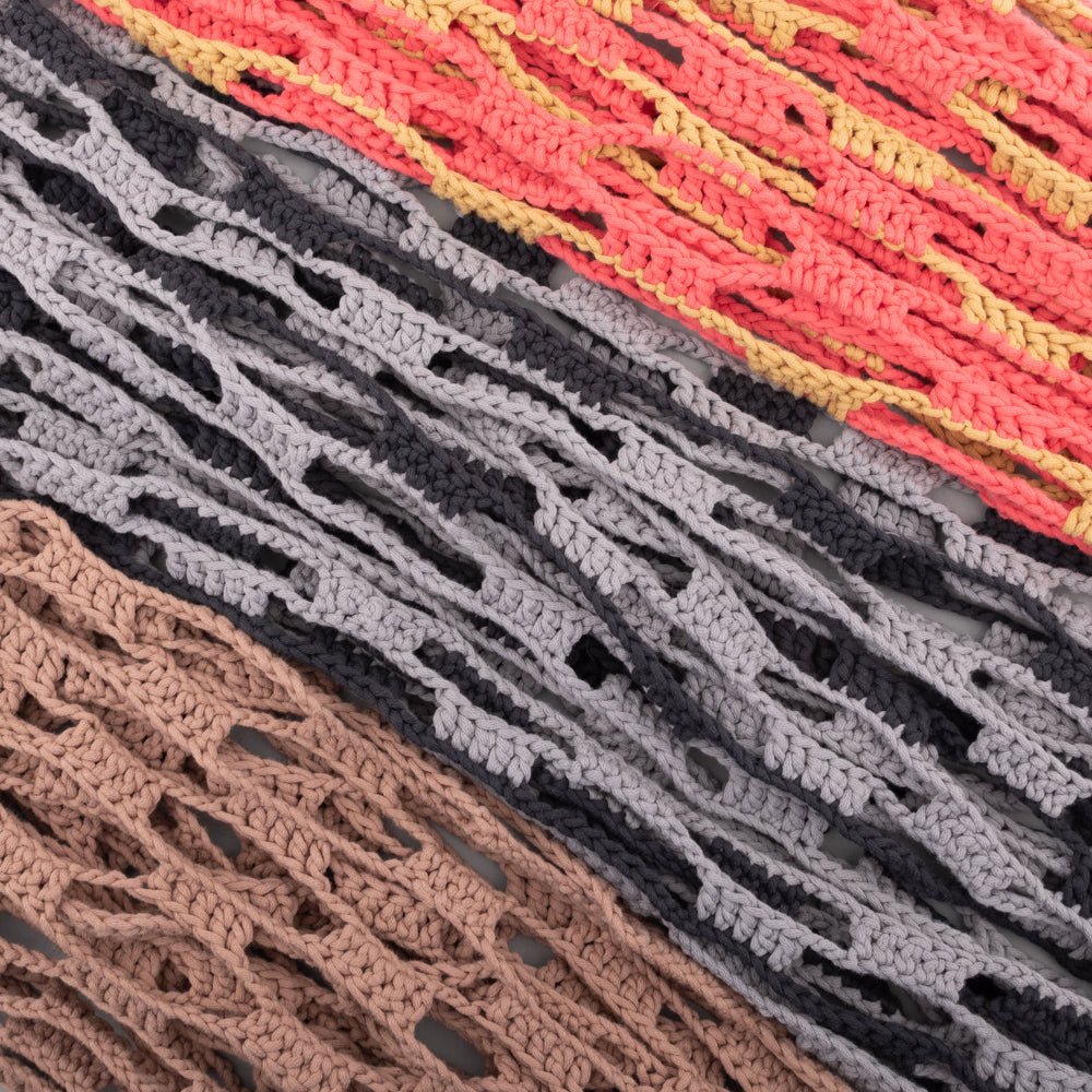 Slouchy stripes shawl studio — gemaakt met Haakpatroon Yarn and Colors Slouchy Stripes Shawl