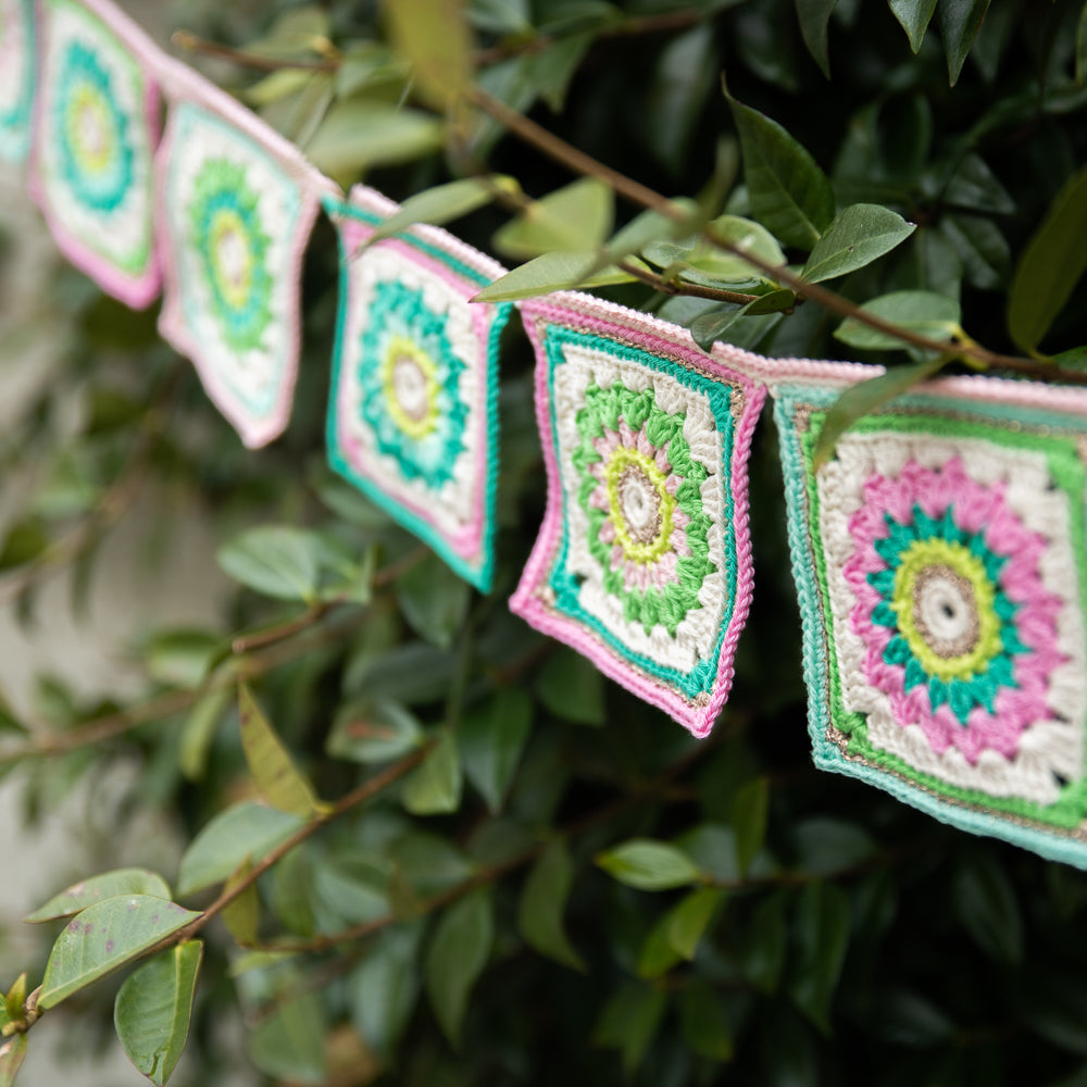 Garden party bunting — gemaakt met Haakpatroon Yarn and Colors Spring with Petalshed
