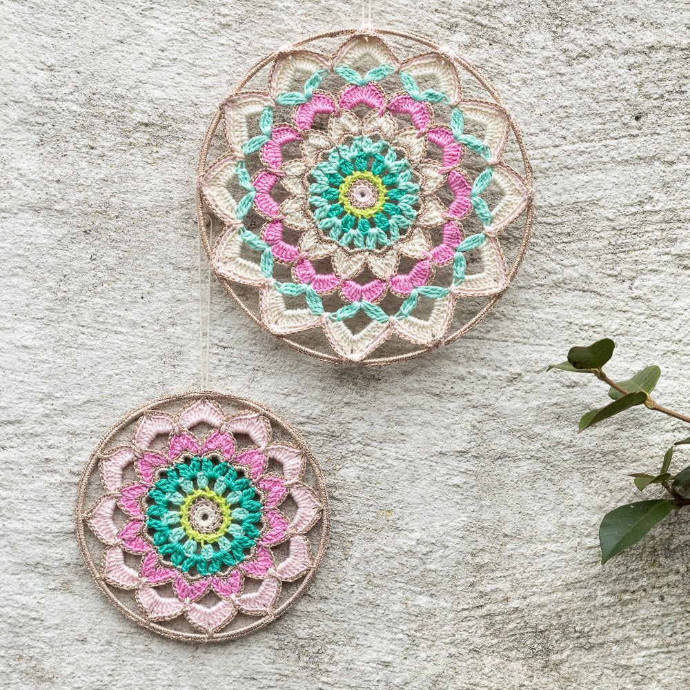 Garden party mandalas — gemaakt met Haakpatroon Yarn and Colors Spring with Petalshed