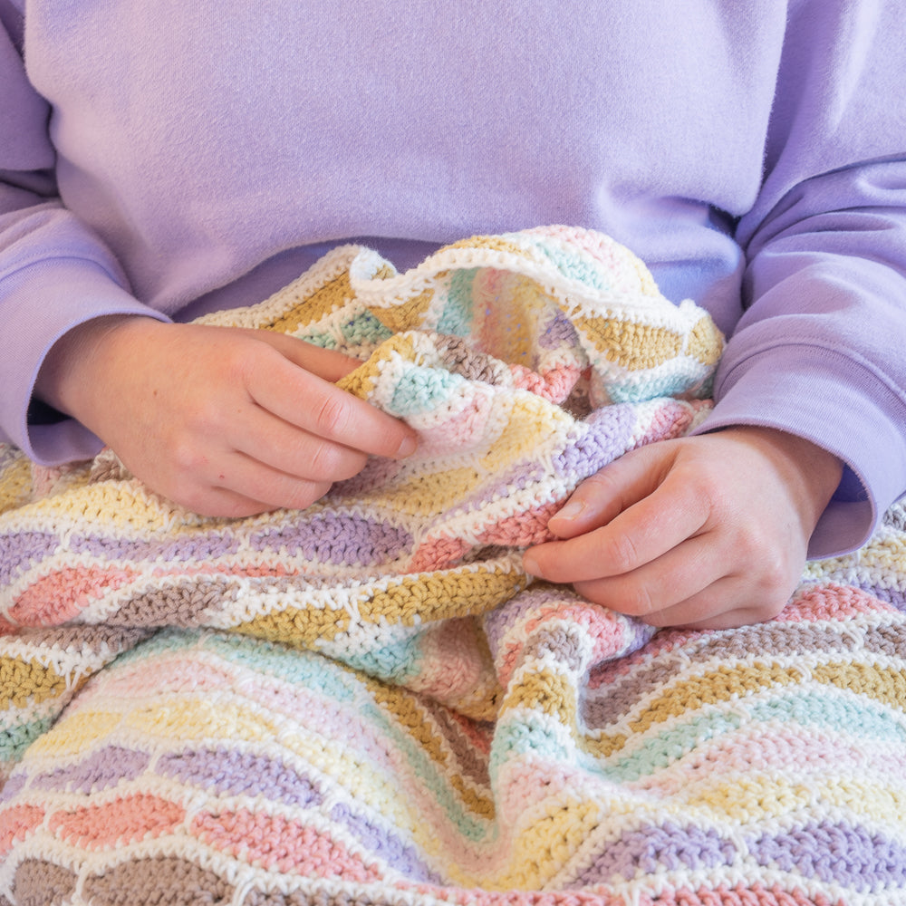 Stripy waves blanket — gemaakt met Haakpatroon Yarn and Colors Stripy Waves Blanket (5)