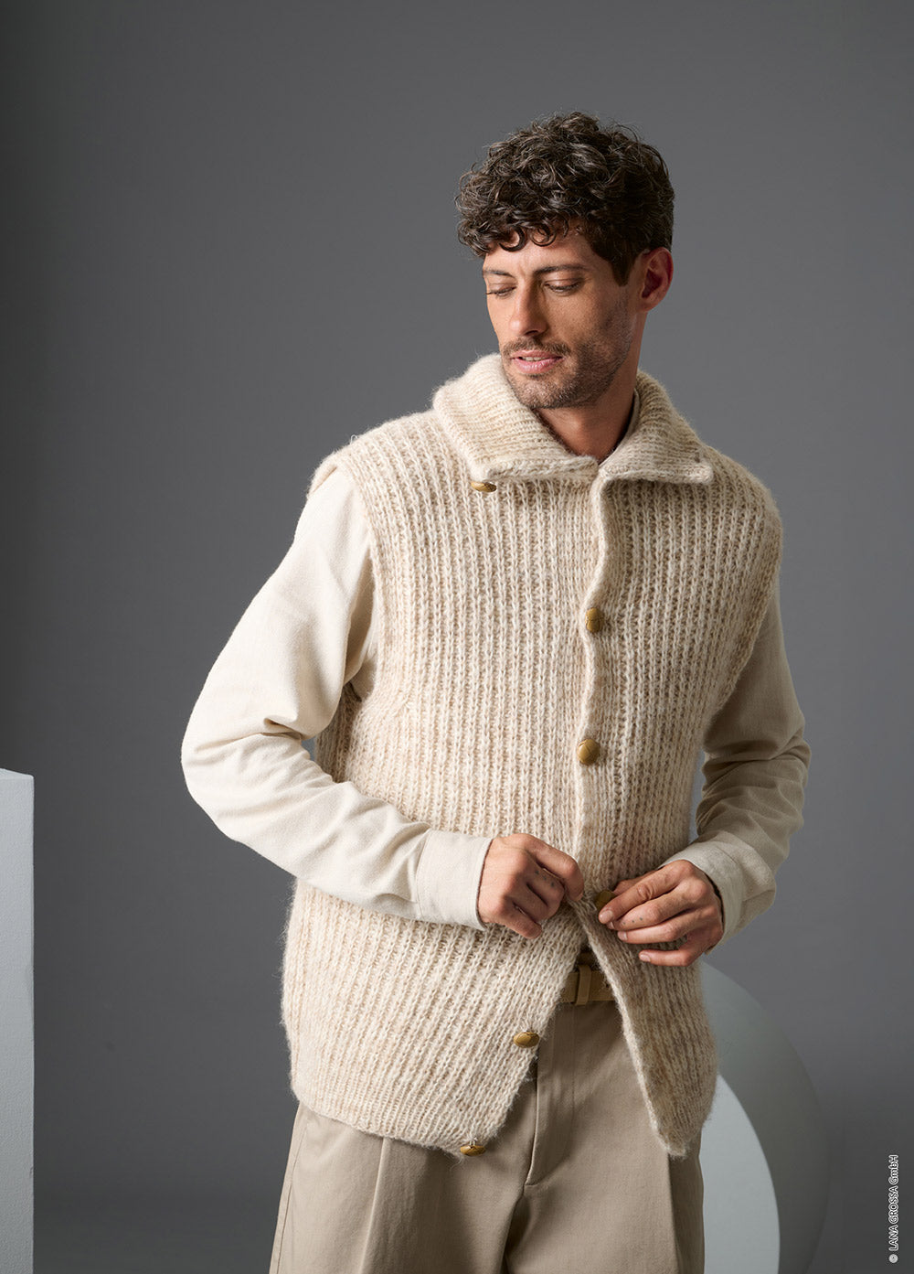 Herenmodel met mouwloos vest gemaakt met Lana Grossa Pelo Cashmere - Classici 31 model 02, sfeerfoto 2 - Lana Grossa Pelo Cashmere 002 Gebroken wit/Beige