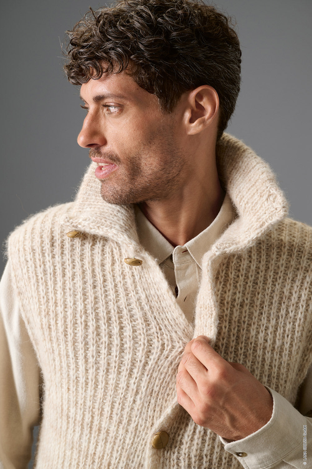 Herenmodel met mouwloos vest gemaakt met Lana Grossa Pelo Cashmere - Classici 31 model 02, sfeerfoto 3 - Lana Grossa Pelo Cashmere 002 Gebroken wit/Beige