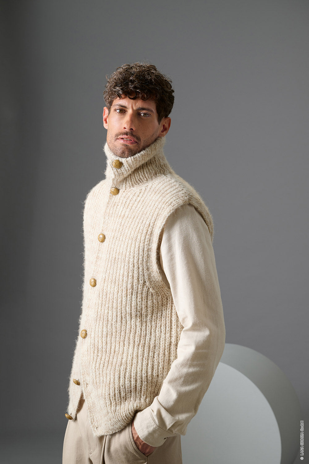 Herenmodel met mouwloos vest gemaakt met Lana Grossa Pelo Cashmere - Classici 31 model 02, sfeerfoto 1 - Lana Grossa Pelo Cashmere 002 Gebroken wit/Beige