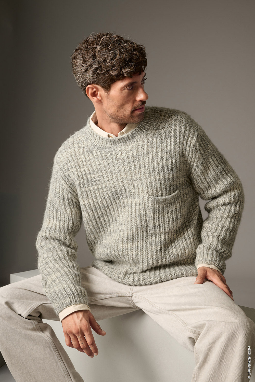 Herenmodel met trui gemaakt met Lana Grossa Pelo Cashmere - Classici 31 model 04, sfeerfoto 1 - Lana Grossa Pelo Cashmere 002 Gebroken wit/Beige