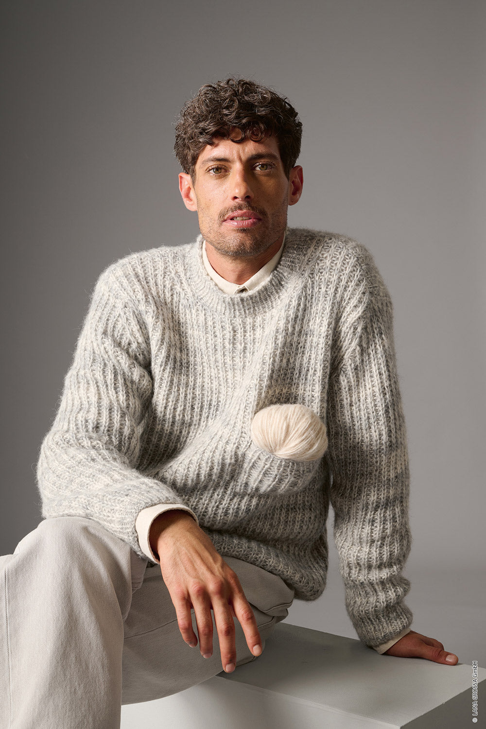 Herenmodel met trui gemaakt met Lana Grossa Pelo Cashmere - Classici 31 model 04, sfeerfoto 2 - Lana Grossa Pelo Cashmere 002 Gebroken wit/Beige