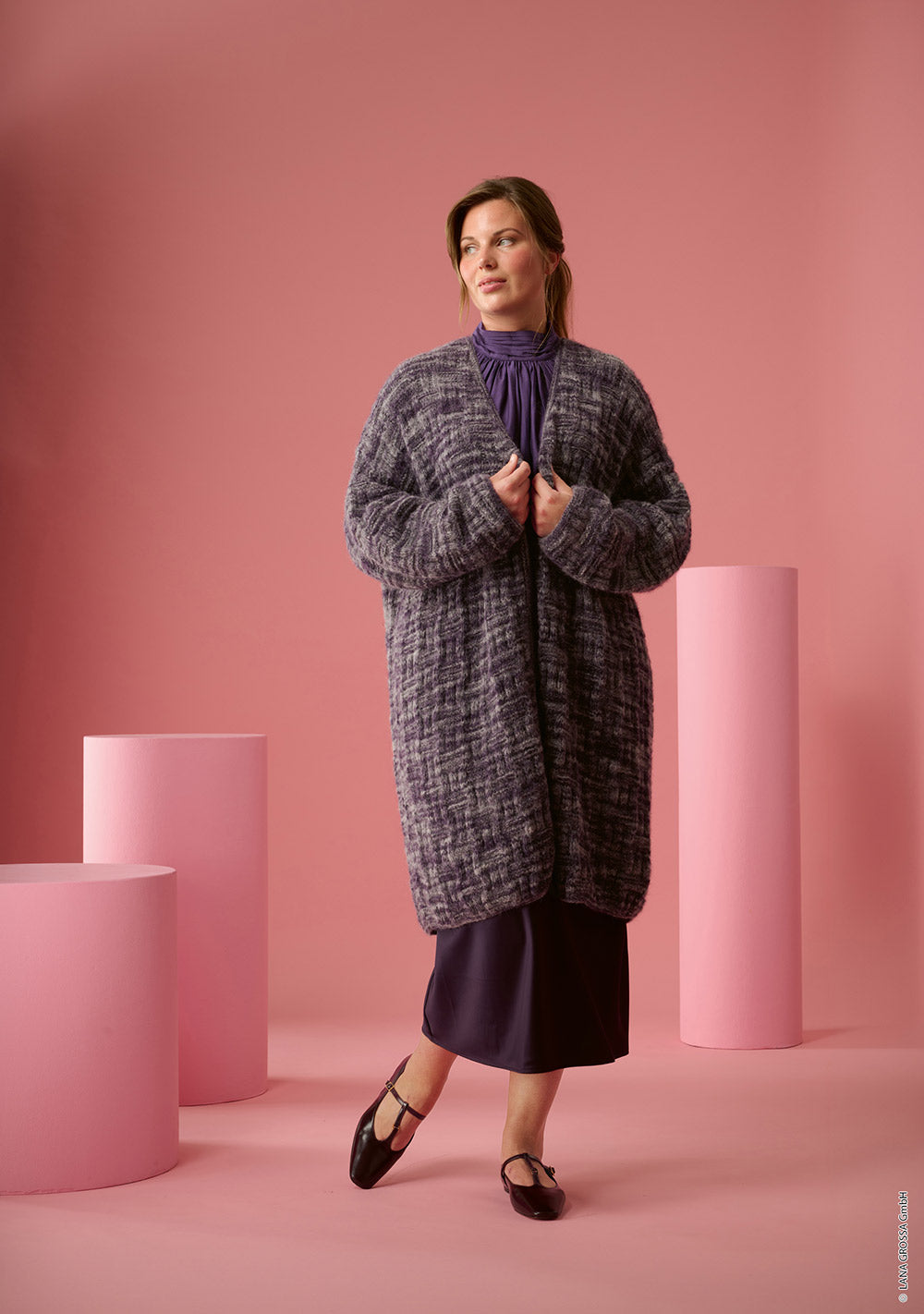 Damesmodel met lang vest gemaakt met Lana Grossa Pelo Cashmere - Classici 31 model 12, sfeerfoto 1 - Lana Grossa Pelo Cashmere 002 Gebroken wit/Beige