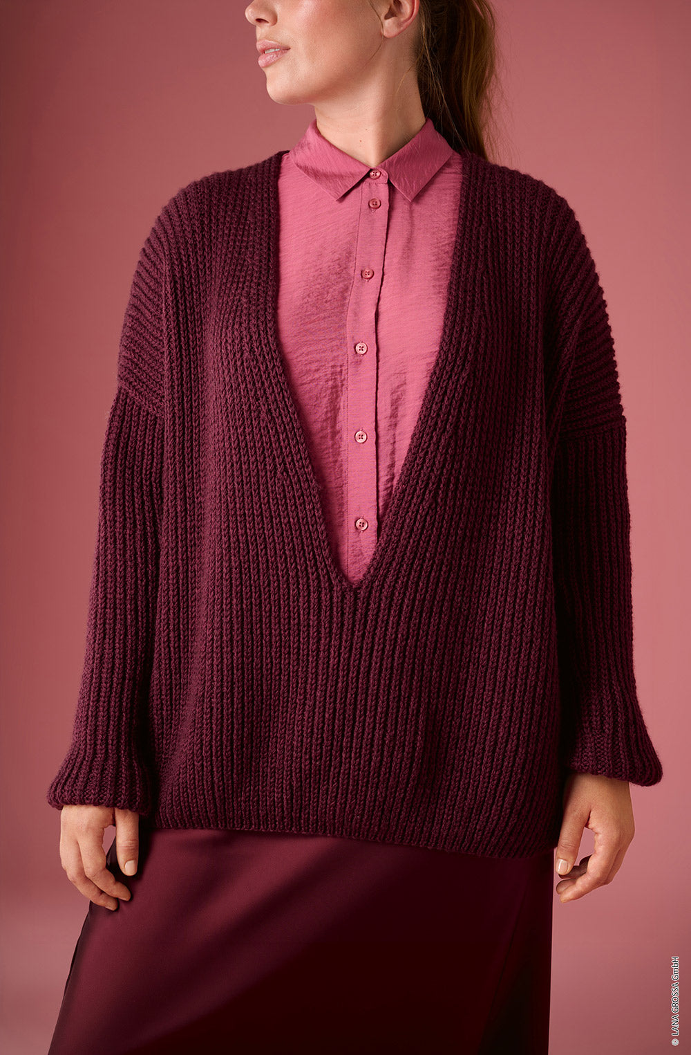 Damesmodel met trui gemaakt met Lana Grossa Cool Merino - Classici 31 model 17, sfeerfoto 1 - Lana Grossa Cool Merino Uni 041 Pastelroze