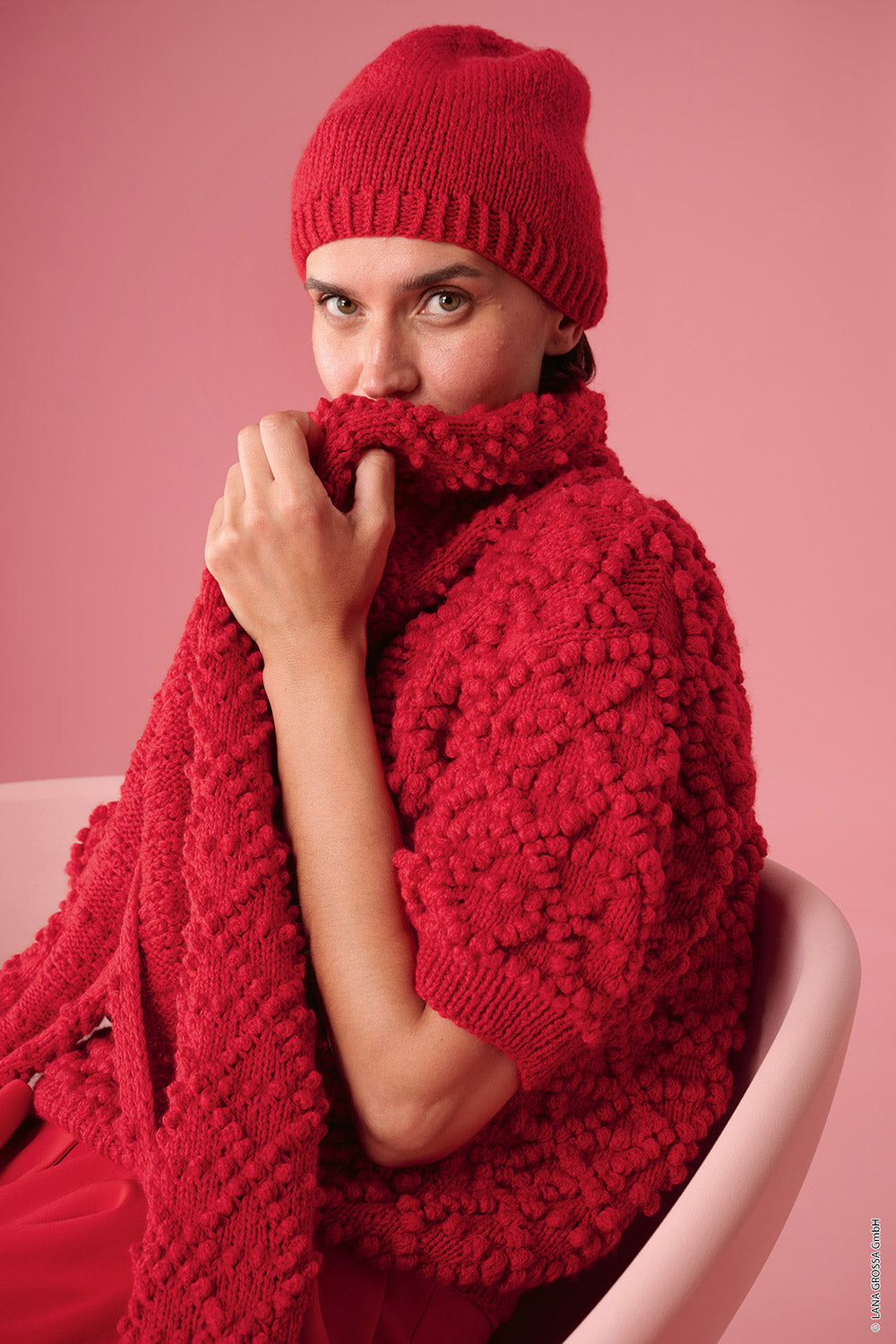 Damesmodel met muts gemaakt met Lana Grossa Cool Merino - Classici 31 model 18, sfeerfoto 1 - Lana Grossa Cool Merino Uni 041 Pastelroze