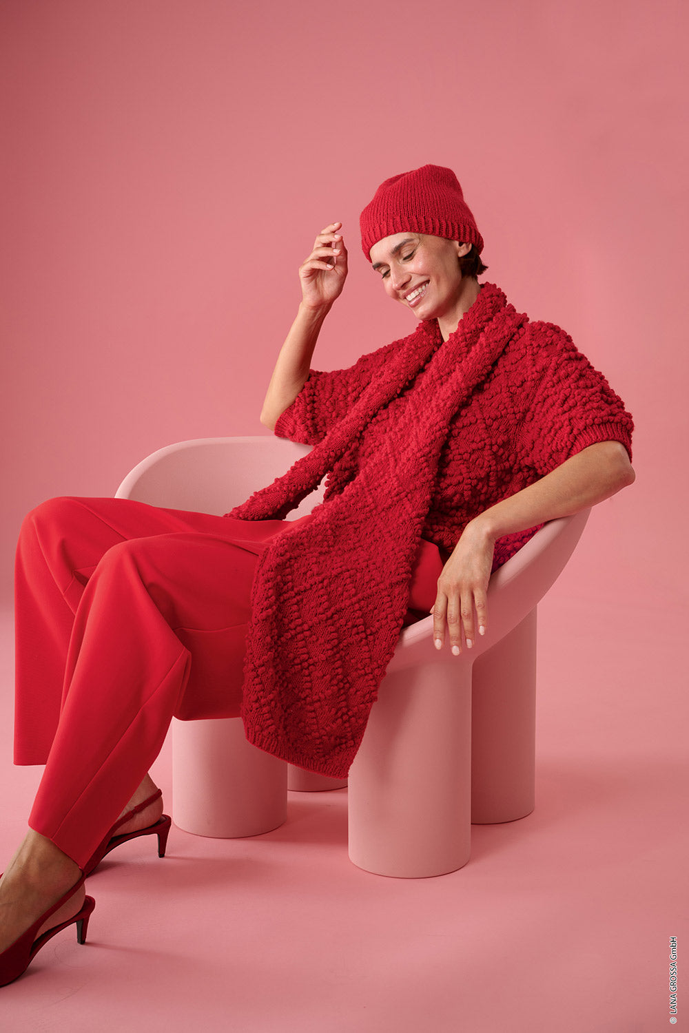 Damesmodel met muts gemaakt met Lana Grossa Cool Merino - Classici 31 model 18, sfeerfoto 2 - Lana Grossa Cool Merino Uni 041 Pastelroze