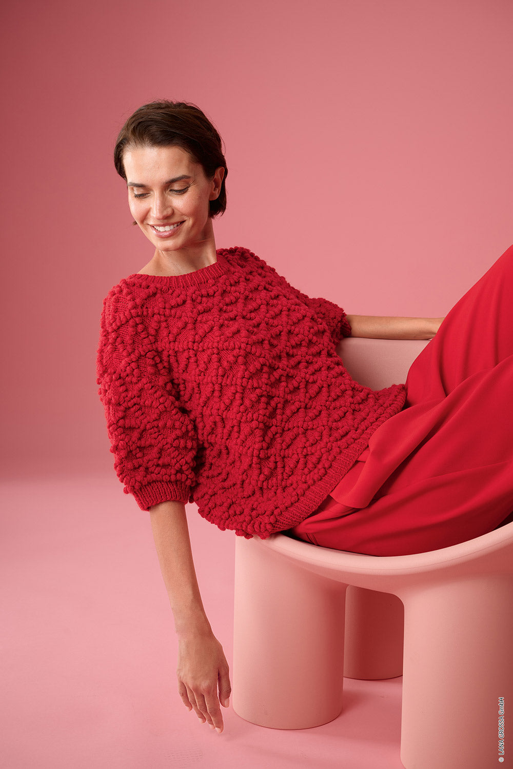 Damesmodel met trui gemaakt met Lana Grossa Cool Merino - Classici 31 model 20, sfeerfoto 1 - Lana Grossa Cool Merino Uni 041 Pastelroze