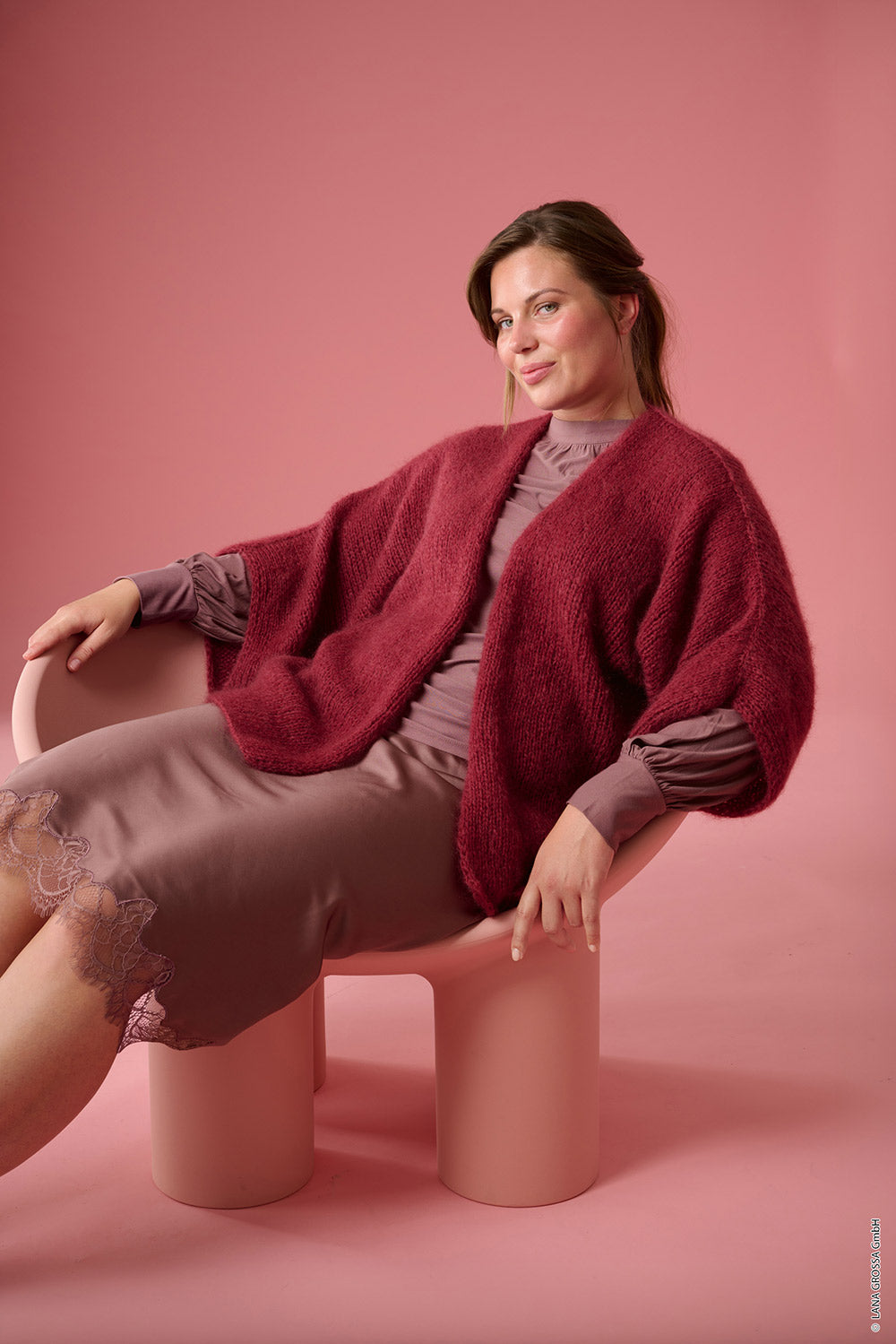 Damesmodel met cardigan gemaakt met Lana Grossa Filo di Gio - Classici 31 model 24, sfeerfoto 1 - Lana Grossa Filo Di Gio 001 Crème