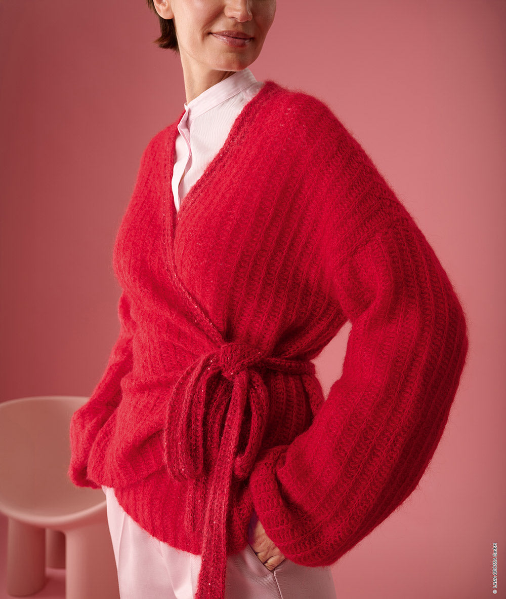 Damesmodel met vest gemaakt met Lana Grossa Filo di Gio en Glamour - Classici 31 model 25, sfeerfoto 1 - Lana Grossa Filo Di Gio 001 Crème