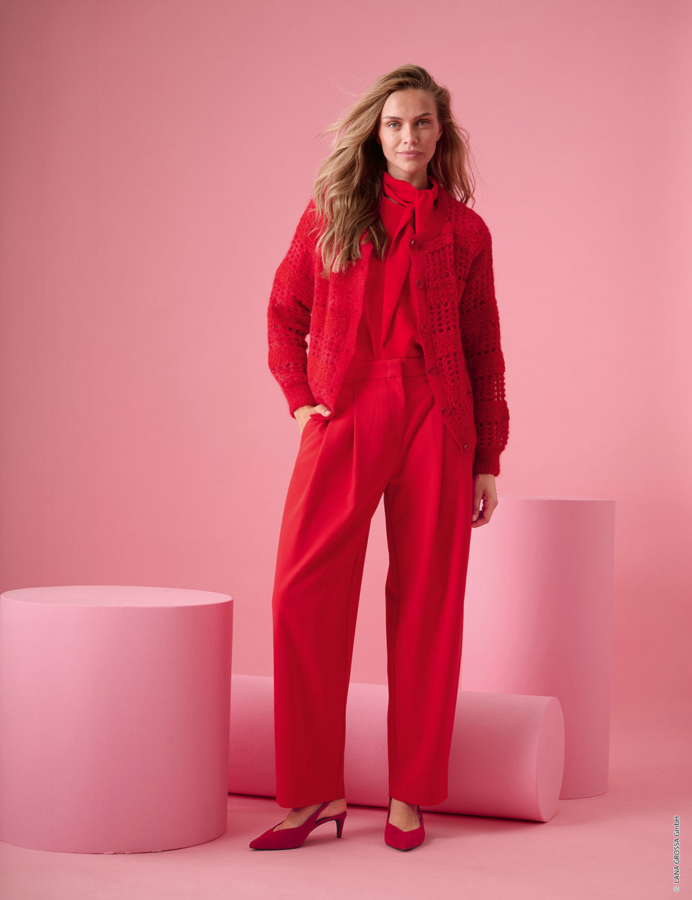 Damesmodel met vest gemaakt met Lana Grossa Filo di Gio en Orsettini - Classici 31 model 26, sfeerfoto 1 - Lana Grossa Filo Di Gio 001 Crème