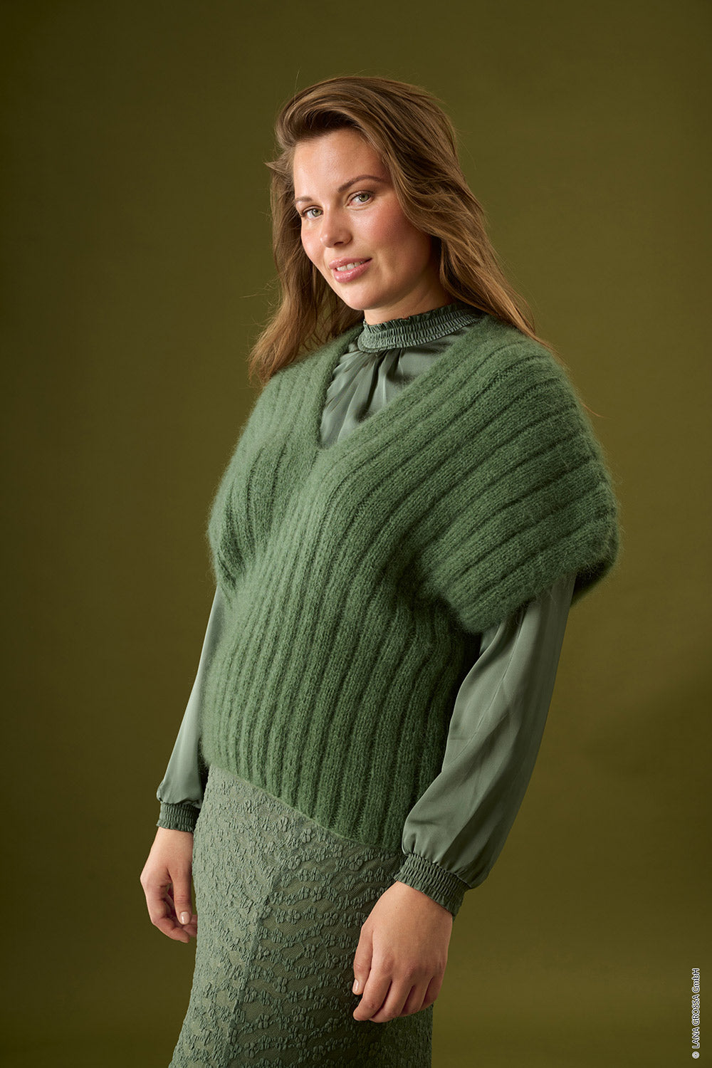 Damesmodel met slipover gemaakt met Lana Grossa Filo di Gio - Classici 31 model 36, sfeerfoto 1 - Lana Grossa Filo Di Gio 001 Crème