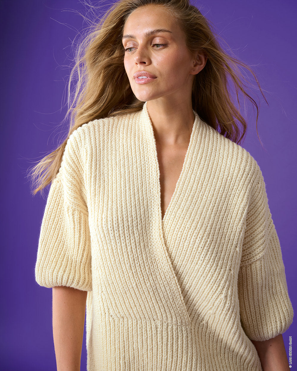 Damesmodel met trui gemaakt met Lana Grossa Cool Merino - Classici 31 model 03, sfeerfoto 2 - Lana Grossa Cool Merino Uni 041 Pastelroze