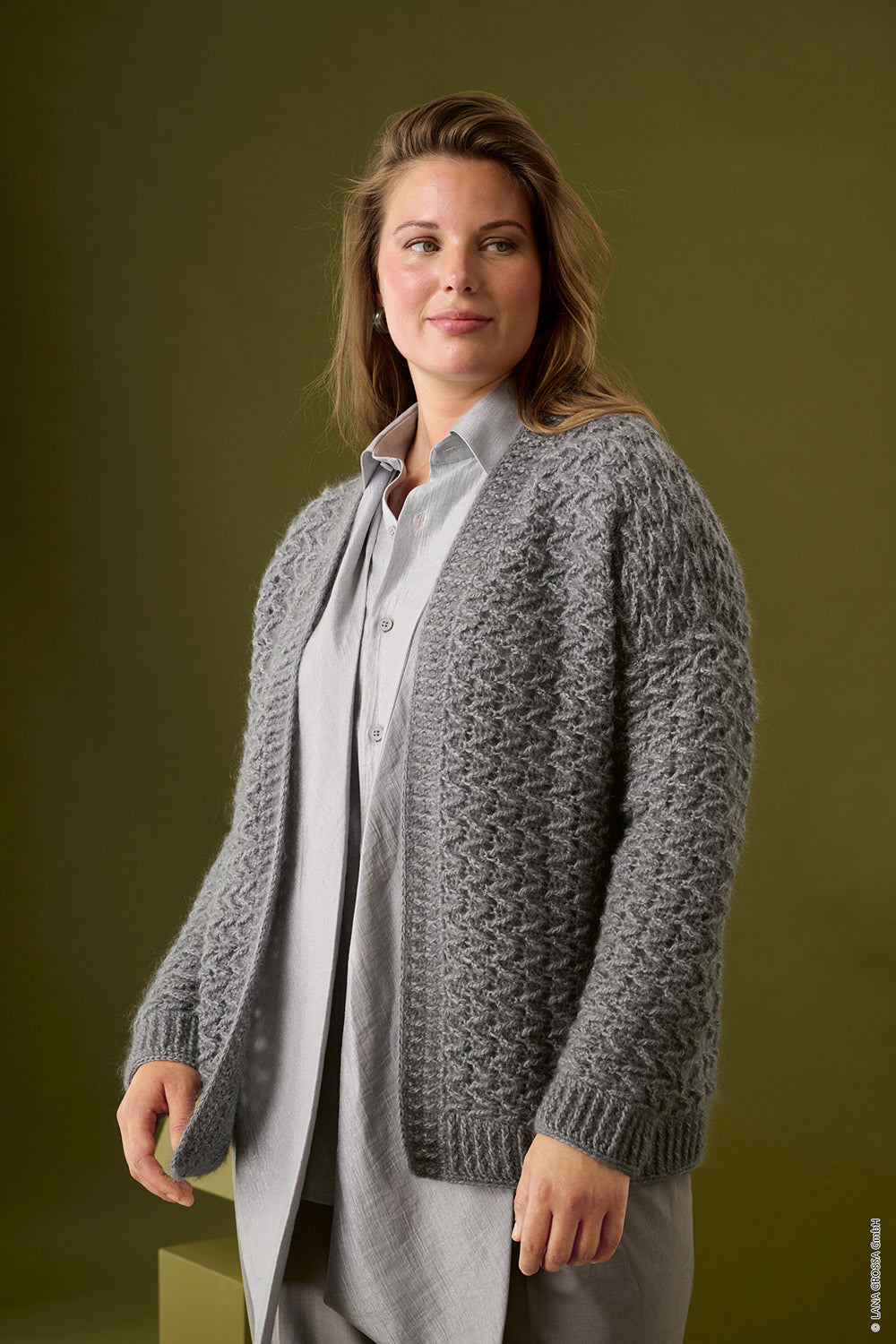Damesmodel met cardigan gemaakt met Lana Grossa Filo di Gio en Brigitte Silkdream - Classici 31 model 41, sfeerfoto 1 - Lana Grossa Filo Di Gio 001 Crème