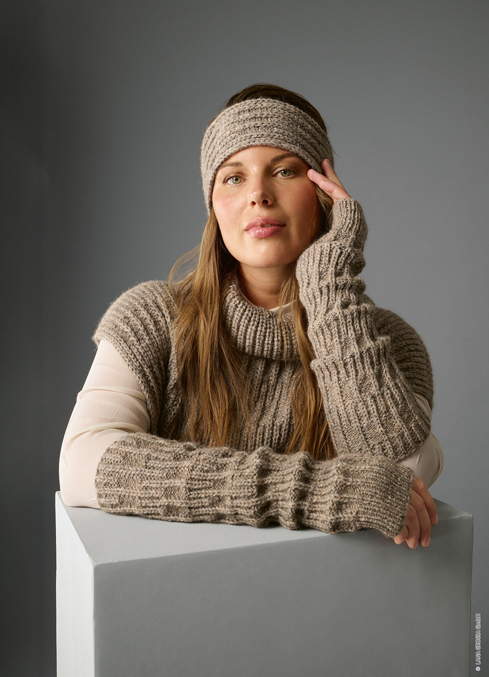 Damesmodel met polswarmers gemaakt met Lana Grossa Alta Moda Alpaca - Classici 31 model 46, sfeerfoto 1