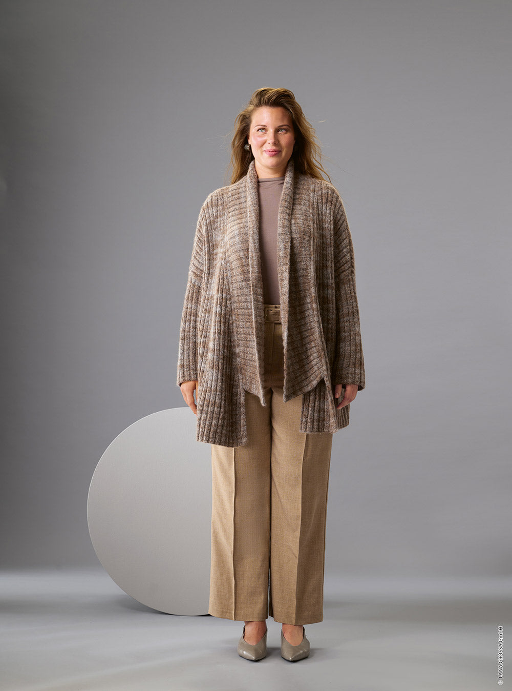 Damesmodel met cardigan gemaakt met Lana Grossa Pelo Cashmere - Classici 31 model 48, sfeerfoto 1 - Lana Grossa Pelo Cashmere 002 Gebroken wit/Beige