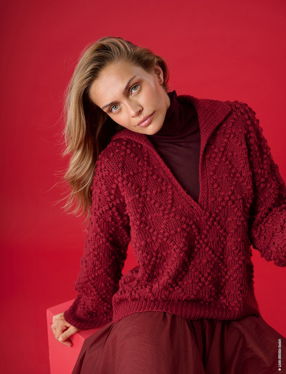 Damesmodel met trui gemaakt met Lana Grossa Cool Merino - Classici 31 model 53, sfeerfoto 1 - Lana Grossa Cool Merino Uni 041 Pastelroze