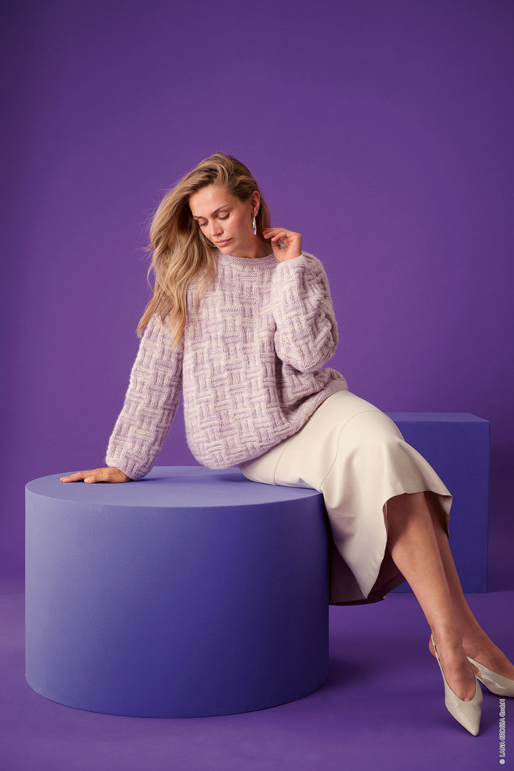 Damesmodel met trui gemaakt met Lana Grossa Pelo Cashmere - Classici 31 model 05, sfeerfoto 1 - Lana Grossa Pelo Cashmere 002 Gebroken wit/Beige
