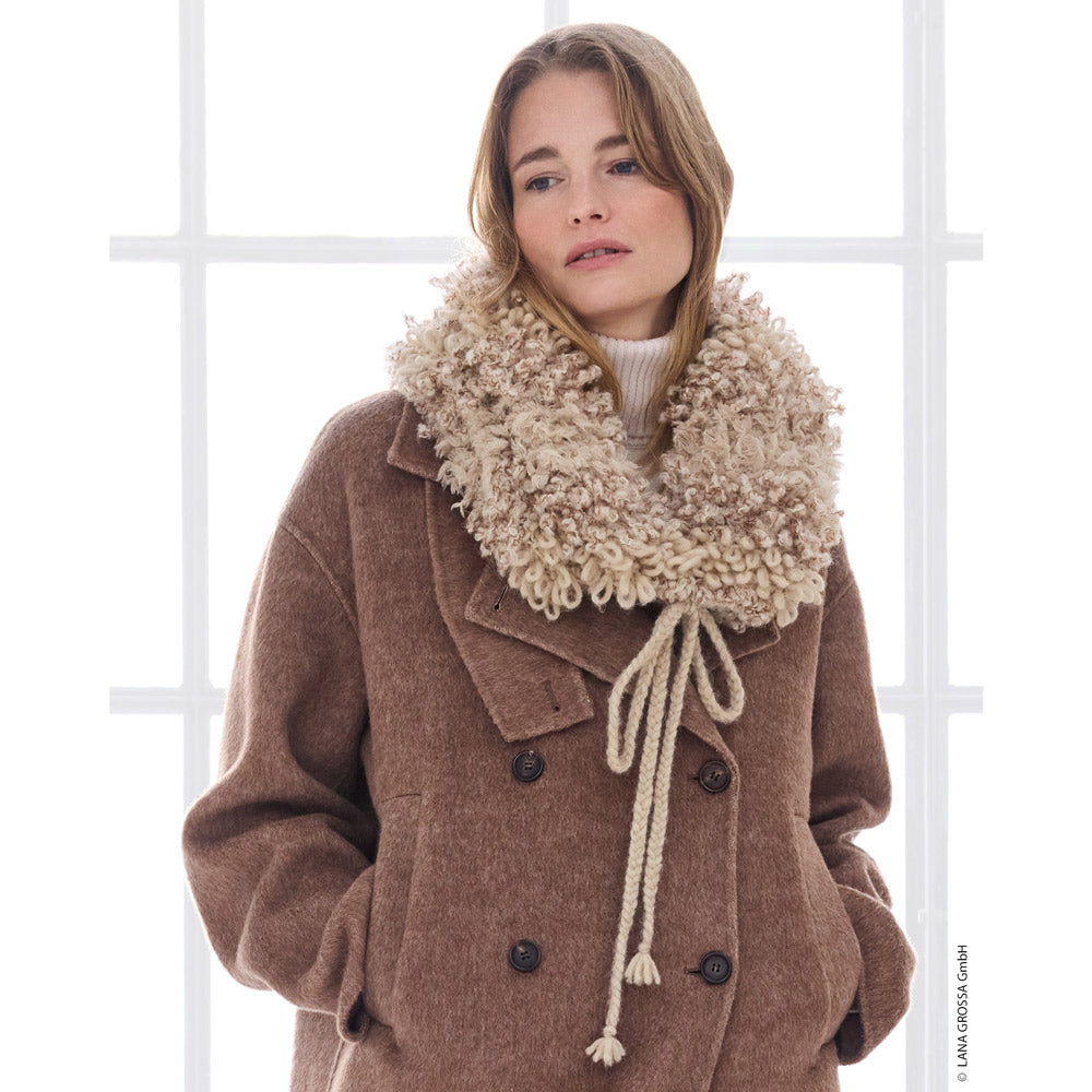 Inspiratiefoto bij Lana Grossa Pelliccia 016 Bordeaux: Journal 72 model 10 - beige capelet met lusstructuur, gedragen - Lana Grossa Pelliccia 001 Crème