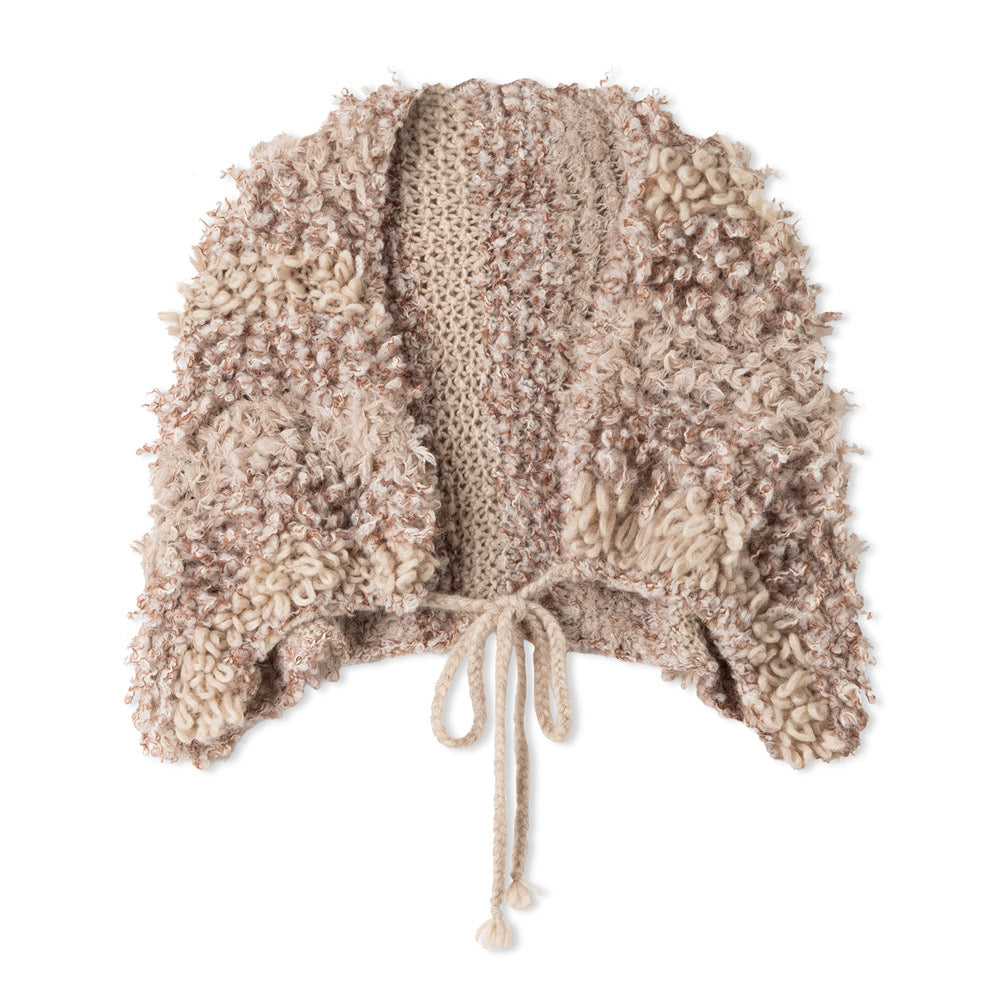 Inspiratiefoto bij Lana Grossa Pelliccia 016 Bordeaux: Journal 72 model 10 - beige capelet met lusstructuur, vrijstaand model - Lana Grossa Pelliccia 001 Crème