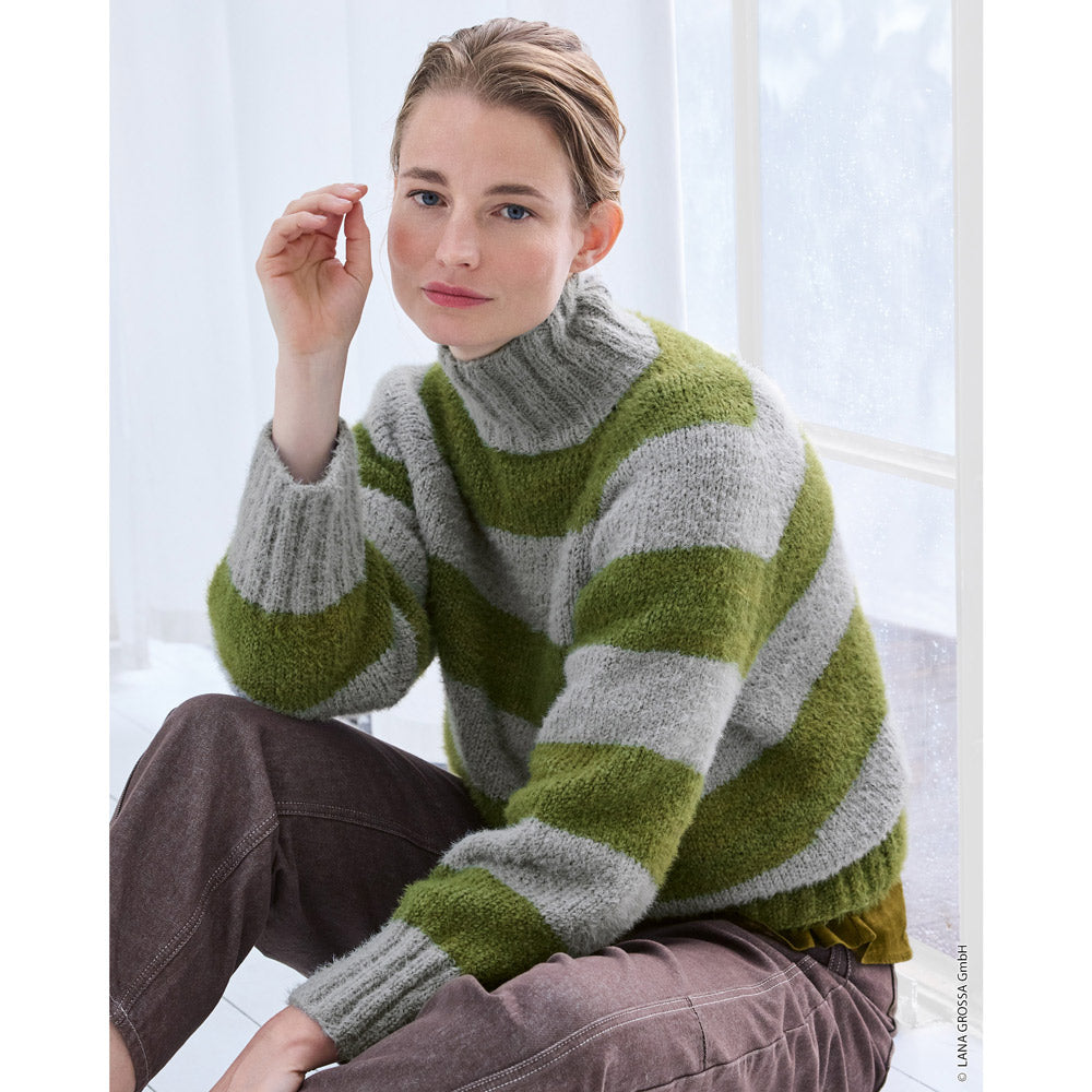 Lana Grossa Cosi - Journal 72 model 22, gestreepte top-down coltrui in grijs en groen gedragen - Lana Grossa Cosi 001 Wit