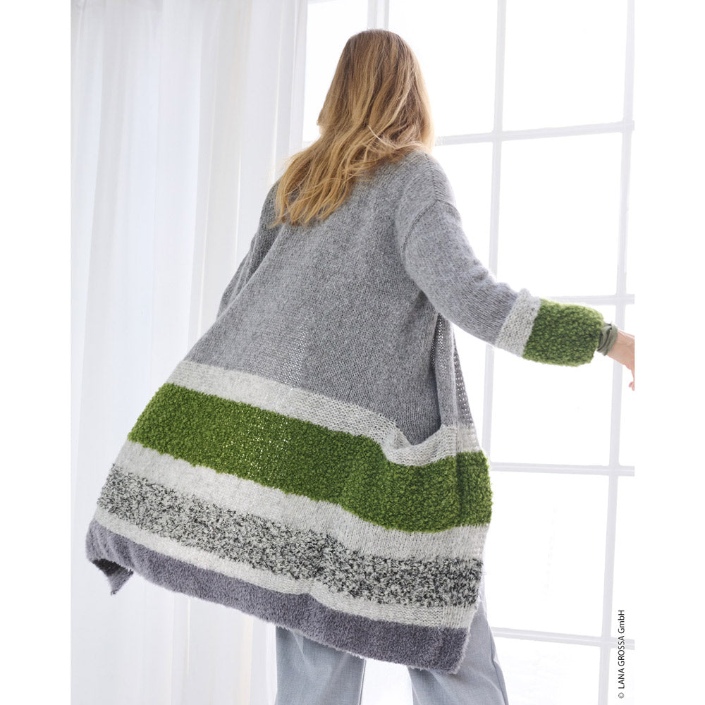 Inspiratiefoto bij Lana Grossa Pelliccia 016 Bordeaux: Journal 72 model 23 - lang grijs-groen gestreept vest, gedragen - Lana Grossa Pelliccia 001 Crème