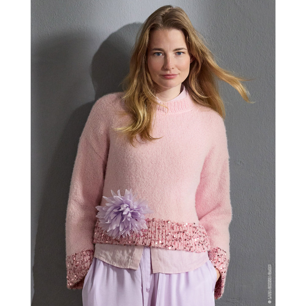 Lana Grossa Cosi - Journal 72 model 27, roze oversized trui met glanzende boorden gedragen - Lana Grossa Cosi 001 Wit