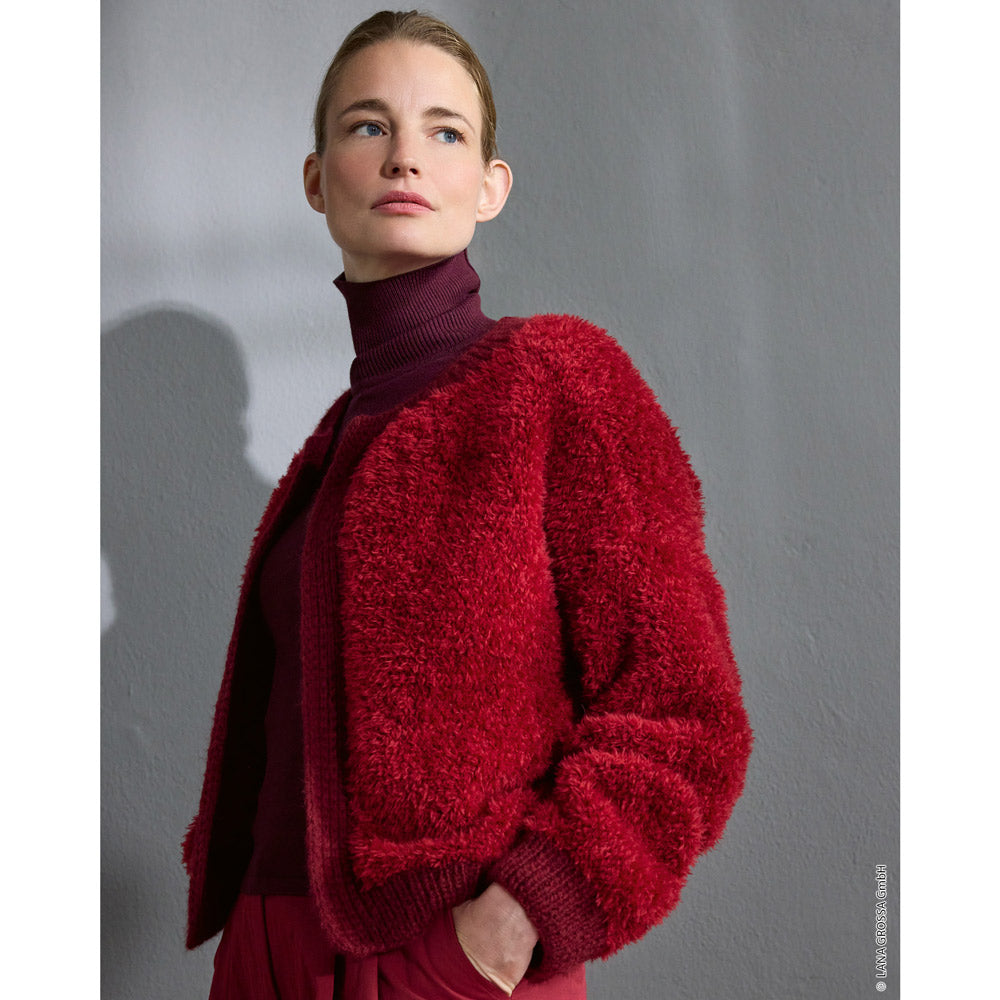 Inspiratiefoto bij Lana Grossa Pelliccia 016 Bordeaux: Journal 72 model 47 - rood kort vest, gedragen - Lana Grossa Pelliccia 001 Crème
