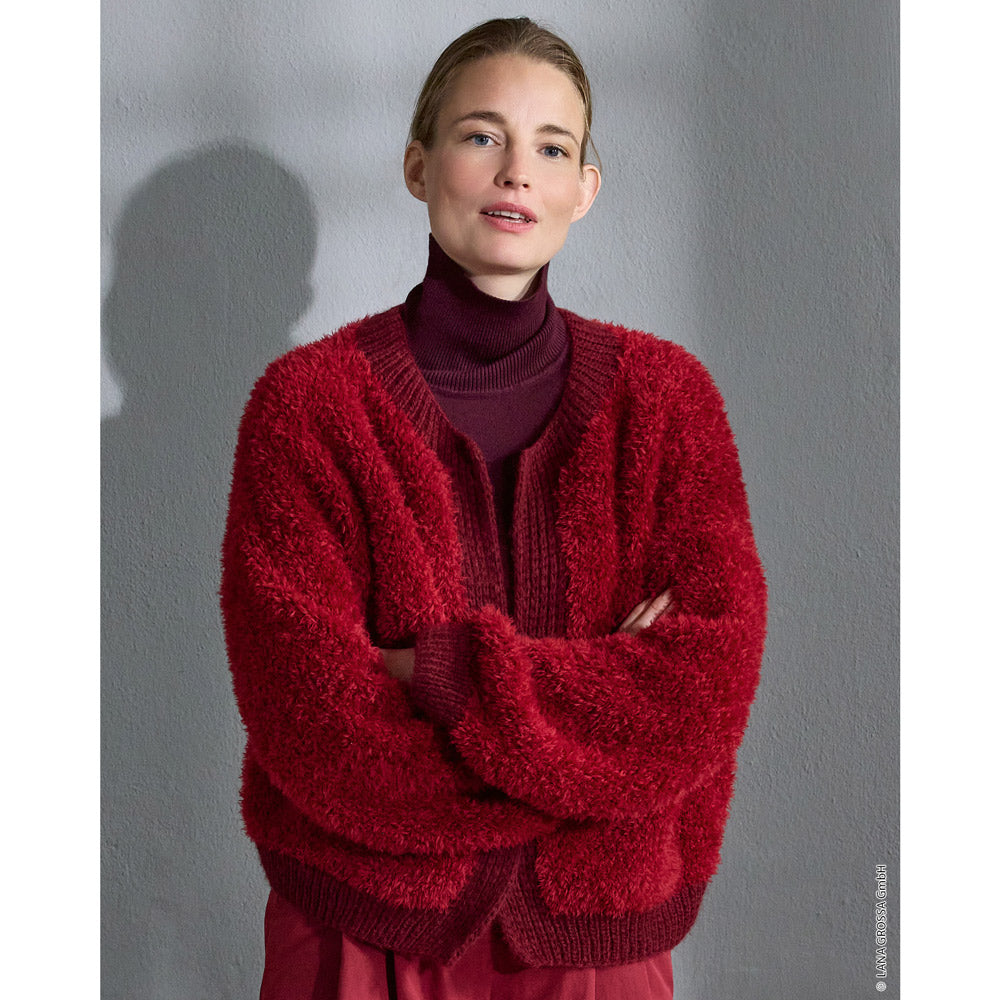 Inspiratiefoto bij Lana Grossa Pelliccia 016 Bordeaux: Journal 72 model 47 - rood kort vest, detail en pasvorm - Lana Grossa Pelliccia 001 Crème