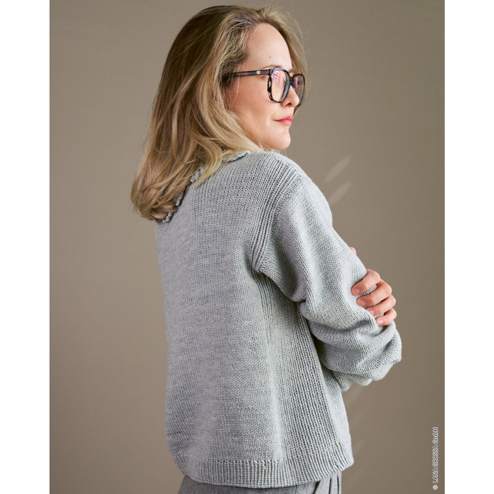 Lana Grossa Merino Classics - model met gebreide lichtgrijze V-hals trui in zijaanzicht - Lana Grossa Merino Piú 001 Lichtbeige