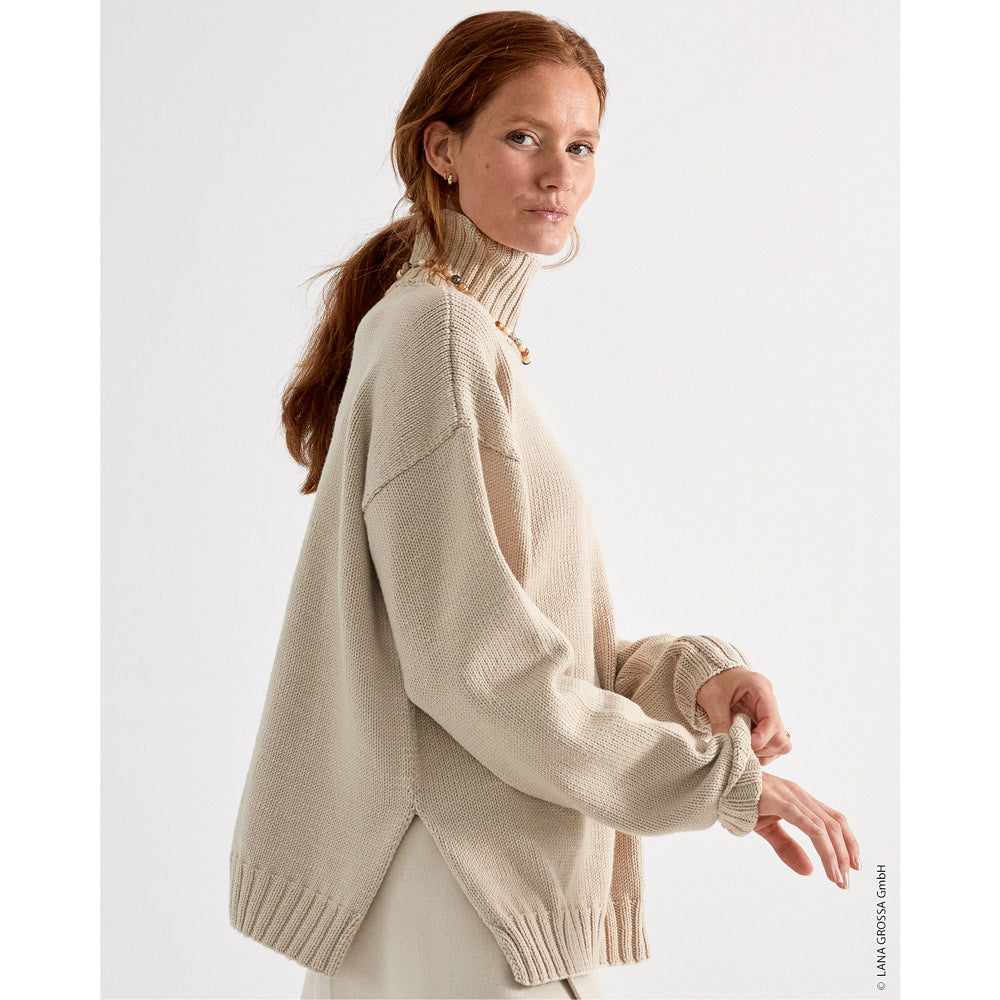 Lana Grossa Merino Classics - model met gebreide beige coltrui in zijaanzicht - Lana Grossa Merino Piú 001 Lichtbeige