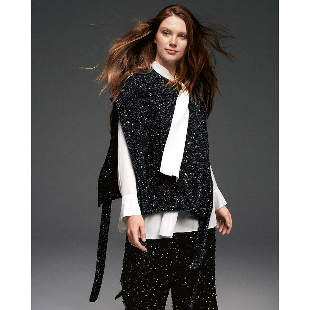 Lana Grossa Glamour 018 Goudgeel sfeerfoto - model draagt een gebreide slipover met open zijkanten, bindceintuur en glanzende pailletten - Lana Grossa Glamour 019 Goud
