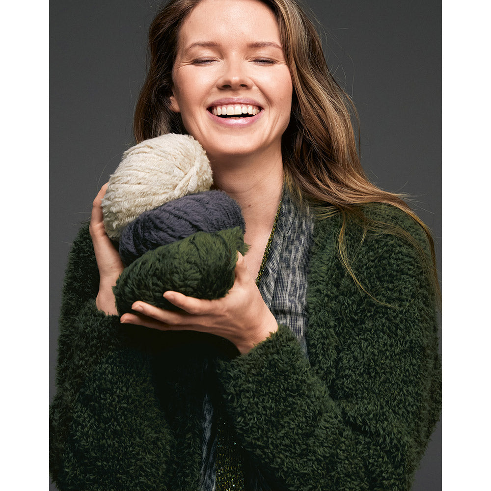 Inspiratiefoto bij Lana Grossa Pelliccia 016 Bordeaux: vrouw met bollen zacht garen in groen, grijs en beige - Lana Grossa Pelliccia 001 Crème