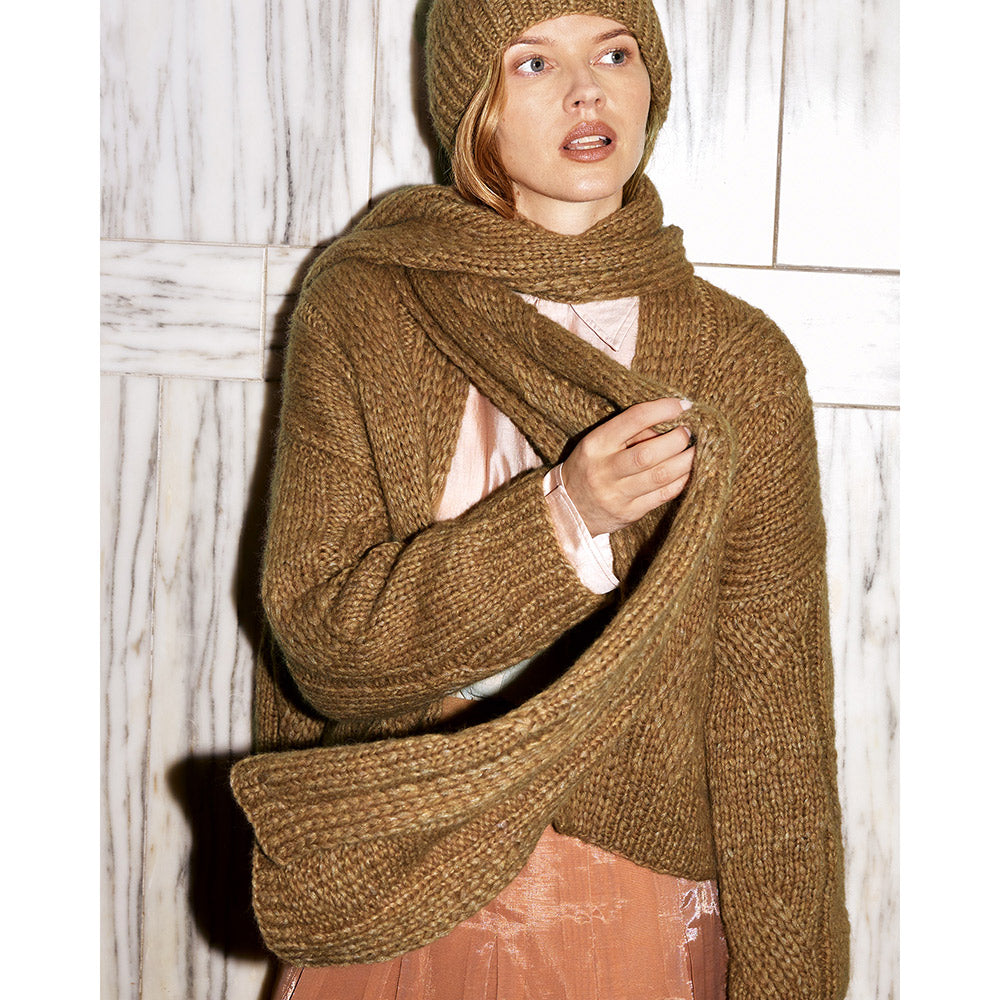 Sfeerinspiratie bij Lana Grossa Milano 016 Violet gemêleerd - vrouw met een bruine omslagdoek en bijpassende muts - Lana Grossa Milano 001 Grijs gemêleerd