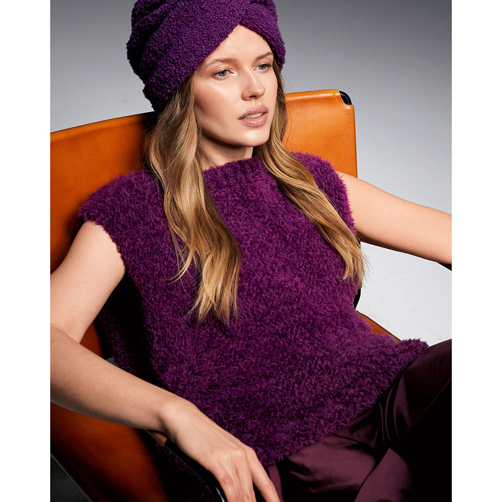 Inspiratiefoto bij Lana Grossa Pelliccia 016 Bordeaux: vrouw draagt een paarse slipover met bijpassende turbanmuts - Lana Grossa Pelliccia 001 Crème