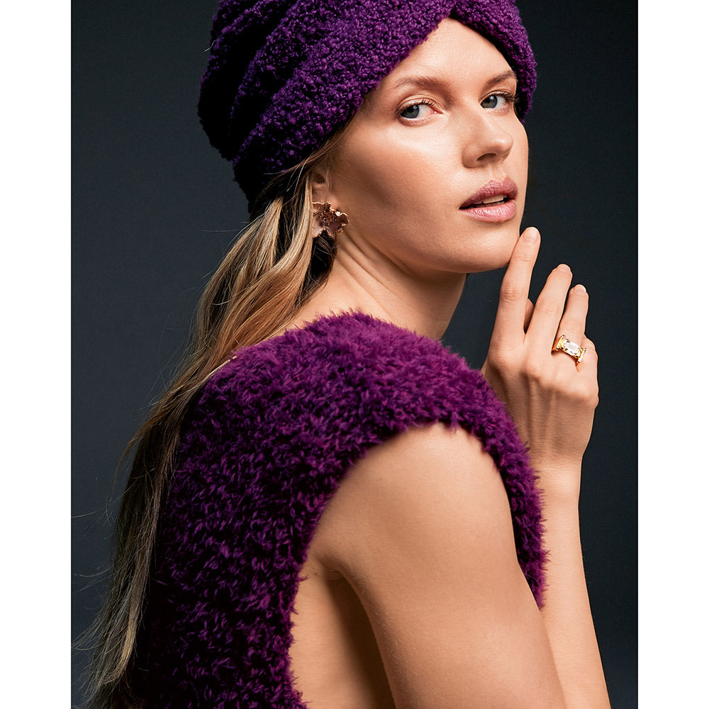 Inspiratiefoto bij Lana Grossa Pelliccia 016 Bordeaux: portret van vrouw met paarse slipover en turbanmuts - Lana Grossa Pelliccia 001 Crème