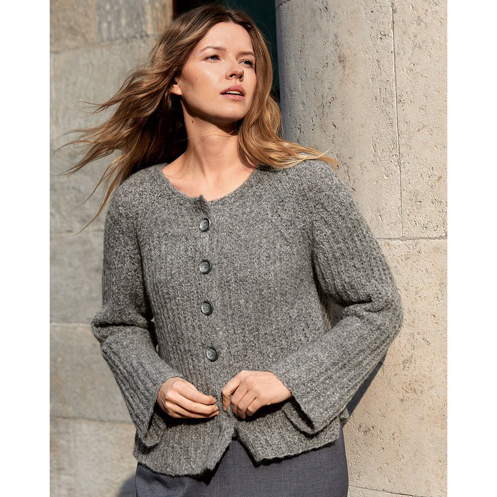 Sfeerinspiratie bij Lana Grossa Milano 016 Violet gemêleerd - vrouw in een grijs gebreid vest met V-hals - Lana Grossa Milano 001 Grijs gemêleerd