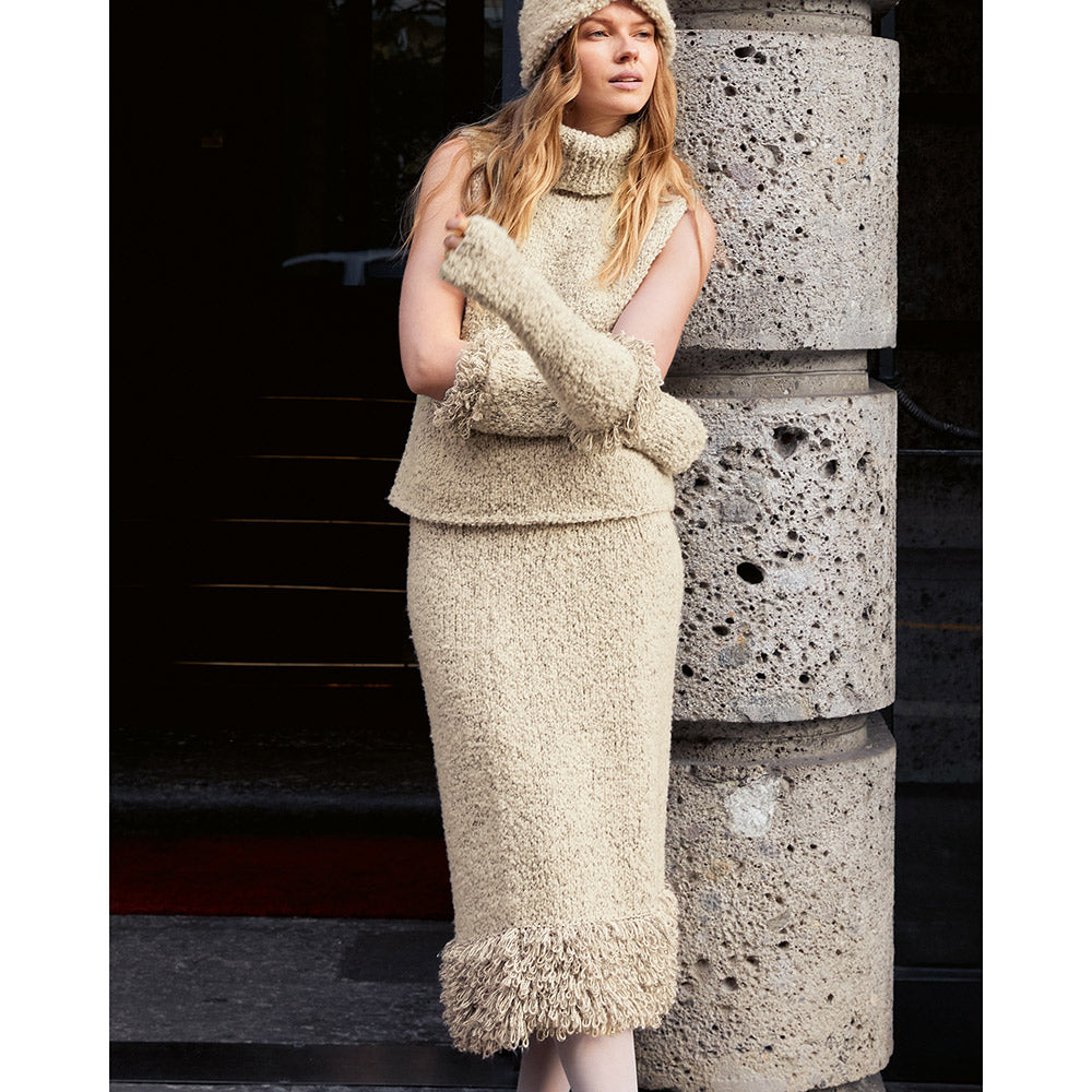 model in een derde handgemaakt Lana Grossa ontwerp, vooraanzicht - Lana Grossa Ecopuno 232 Bosgroen, sfeerfoto 58 - Lana Grossa Ecopuno 065 Karamel