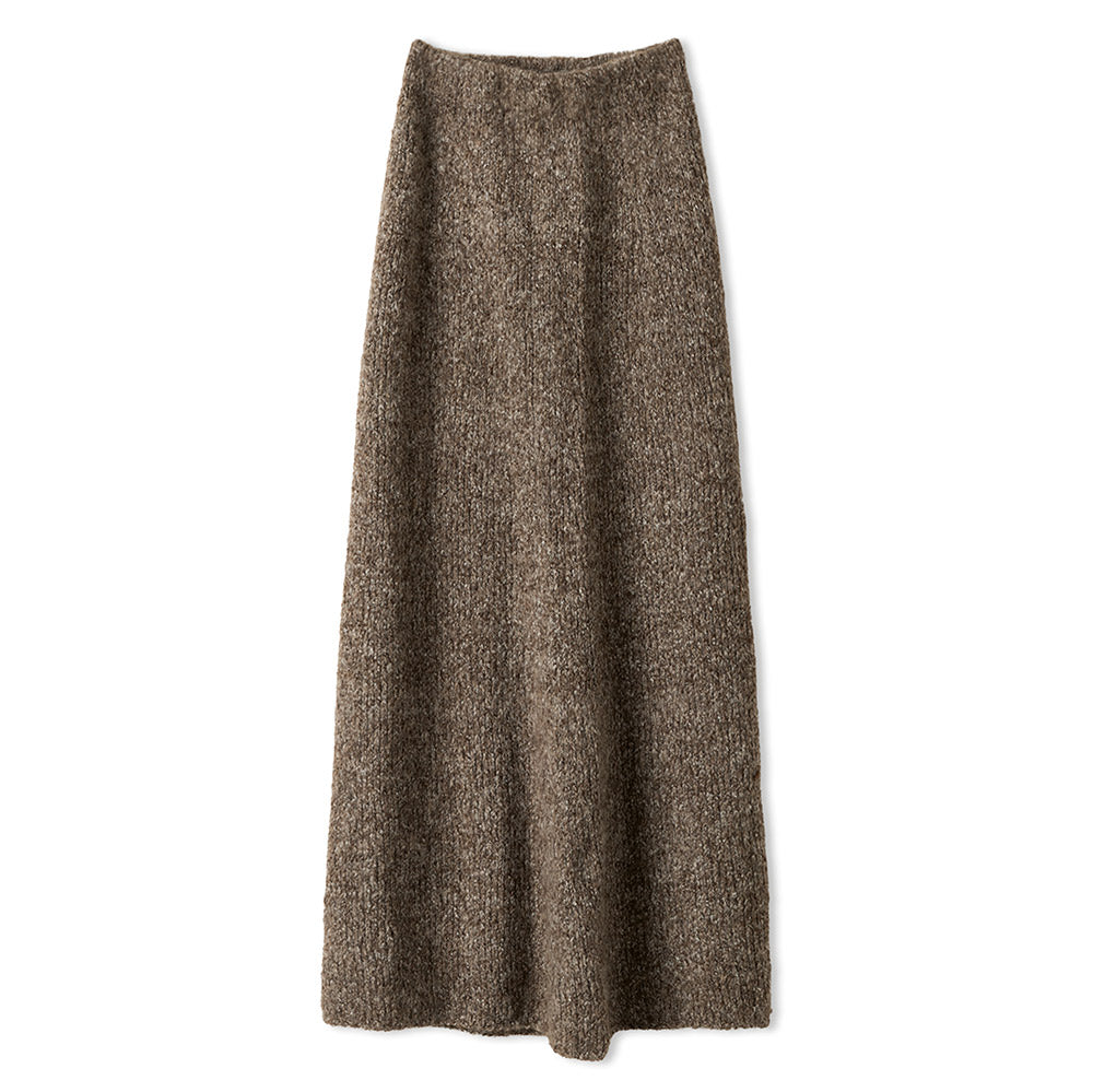 Sfeerinspiratie bij Lana Grossa Milano 016 Violet gemêleerd - vrouw met een bruine gebreide omslagdoek - Lana Grossa Milano 001 Grijs gemêleerd