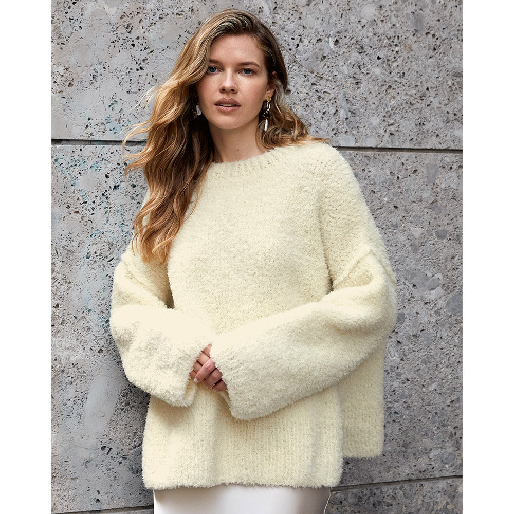 Inspiratiefoto bij Lana Grossa Pelliccia 016 Bordeaux: vrouw draagt een crèmekleurige oversized trui met ronde hals - Lana Grossa Pelliccia 001 Crème