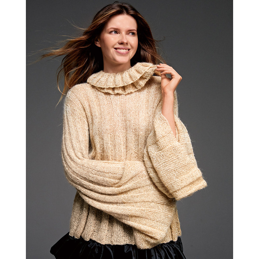 Lana Grossa Glamour 018 Goudgeel sfeerfoto - damespullover met zachte A-lijn, trompetmouwen en glanzende accenten - Lana Grossa Glamour 019 Goud