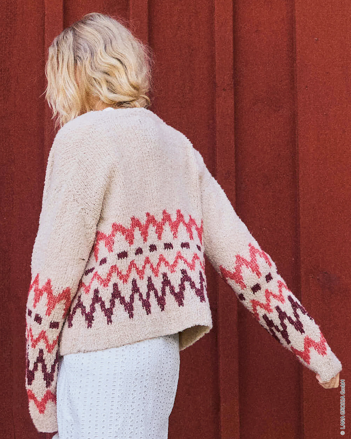Lana Grossa Nordic Knits Nr. 5 Scandic Living - cardigan in Orsettini en Natural Alpaca Pelo - sfeerfoto 3